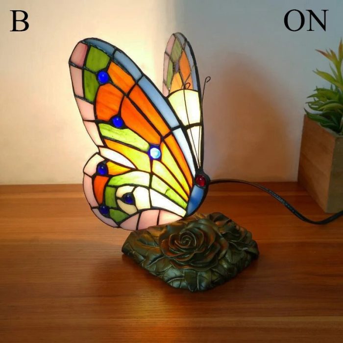 Elegant retro sommerfugl bordlampe, et kunstverk i glassmaleri som lyser opp interiøret.