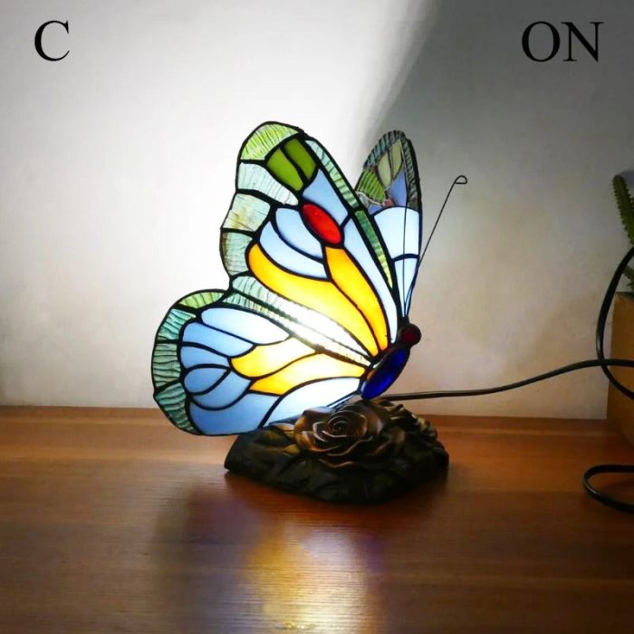 Fargerik LED bordlampe med ikonisk retro sommerfugldesign, perfekt for vintage elskere.