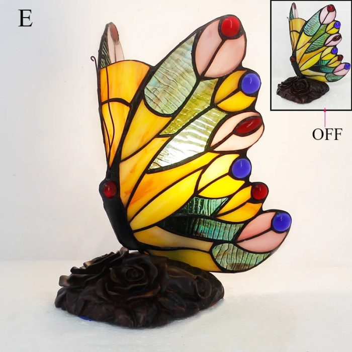 Bordlampe med detaljert retro sommerfugl i farget glass, skaper en sjarmerende belysningseffekt.