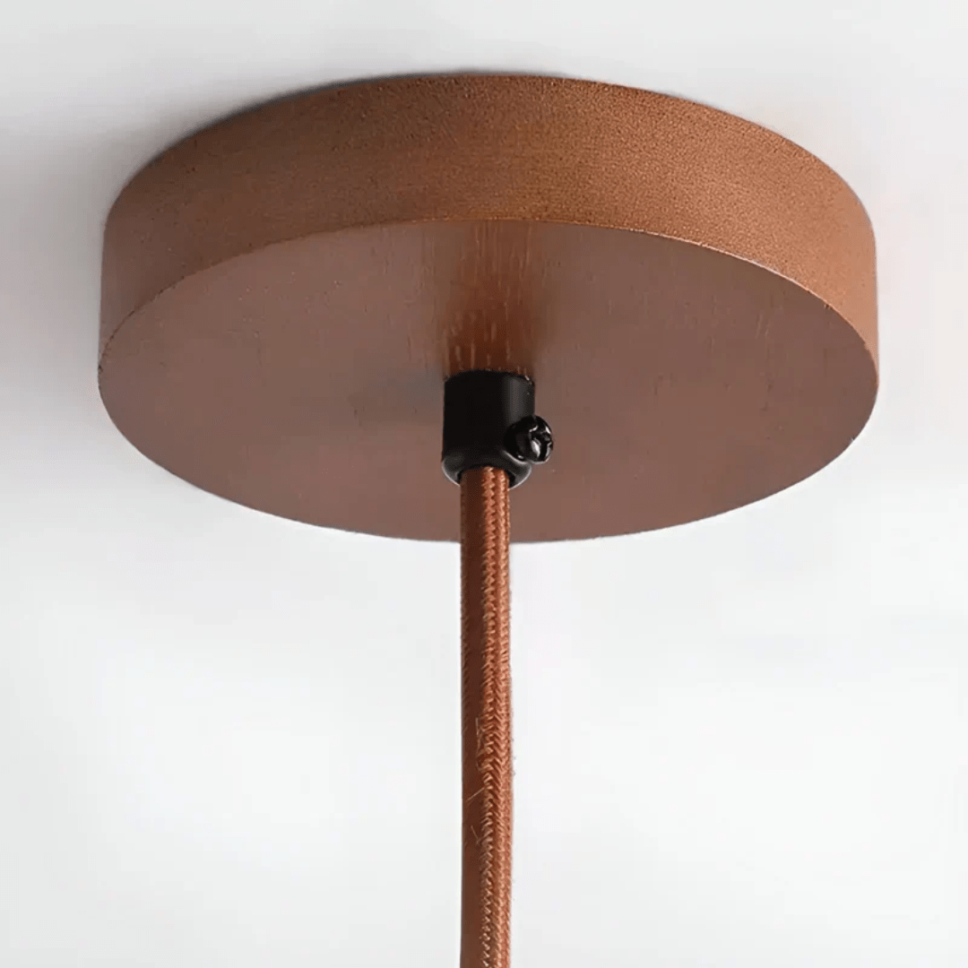 Justerbar taklampe med retro japansk design. Gir varmt og koselig lys til soverom eller stue.