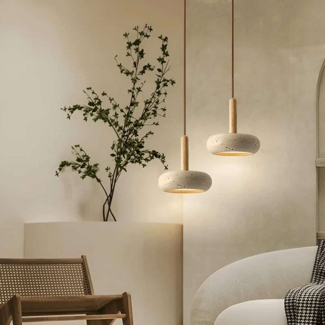 Retro taklampe i japansk stil montert i en moderne stue. Gir mykt, innbydende stemningslys.