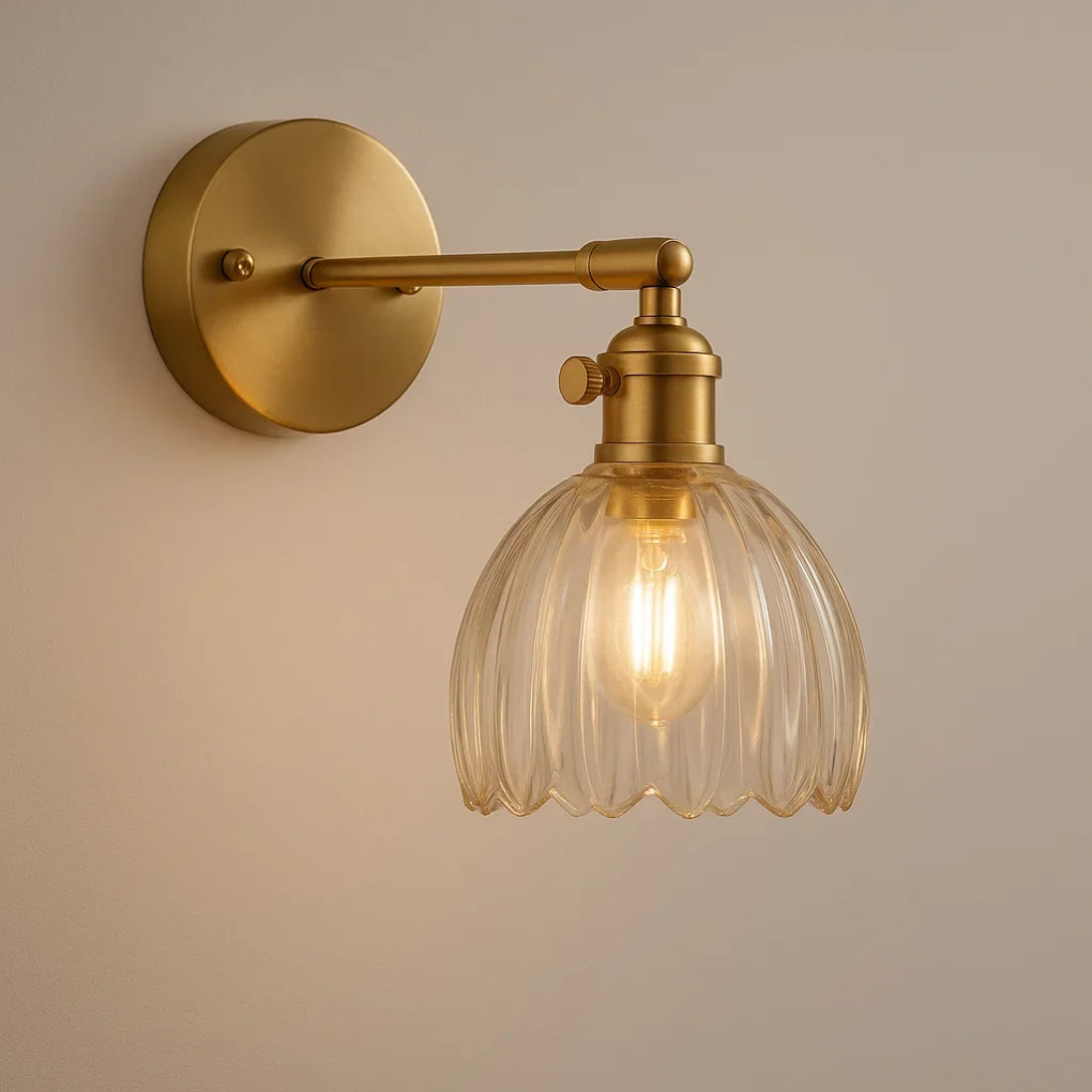 Retro vegglampe med elegant tulipandesign i glass. Perfekt for stemningsfull stuebelysning og interiørdekor.