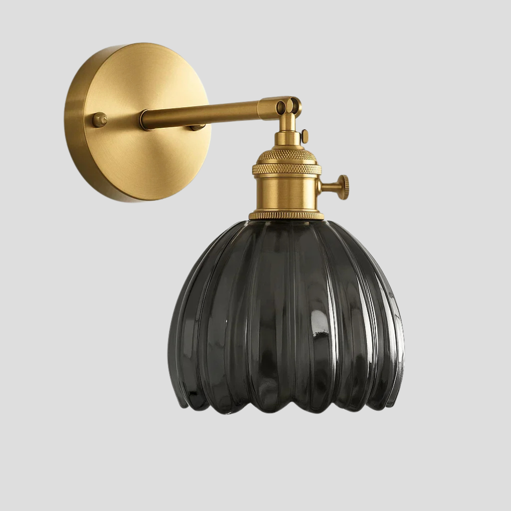 Klassisk designlampe: Retro vegglampe i glass med tulipanform. Perfekt elegant belysning og interiørdekor.