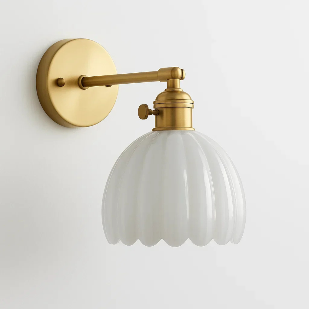 Glitrende glasskjerm på retro vegglampe med tulipandesign. Elegant belysning som fremhever hjemmeinnredningen.