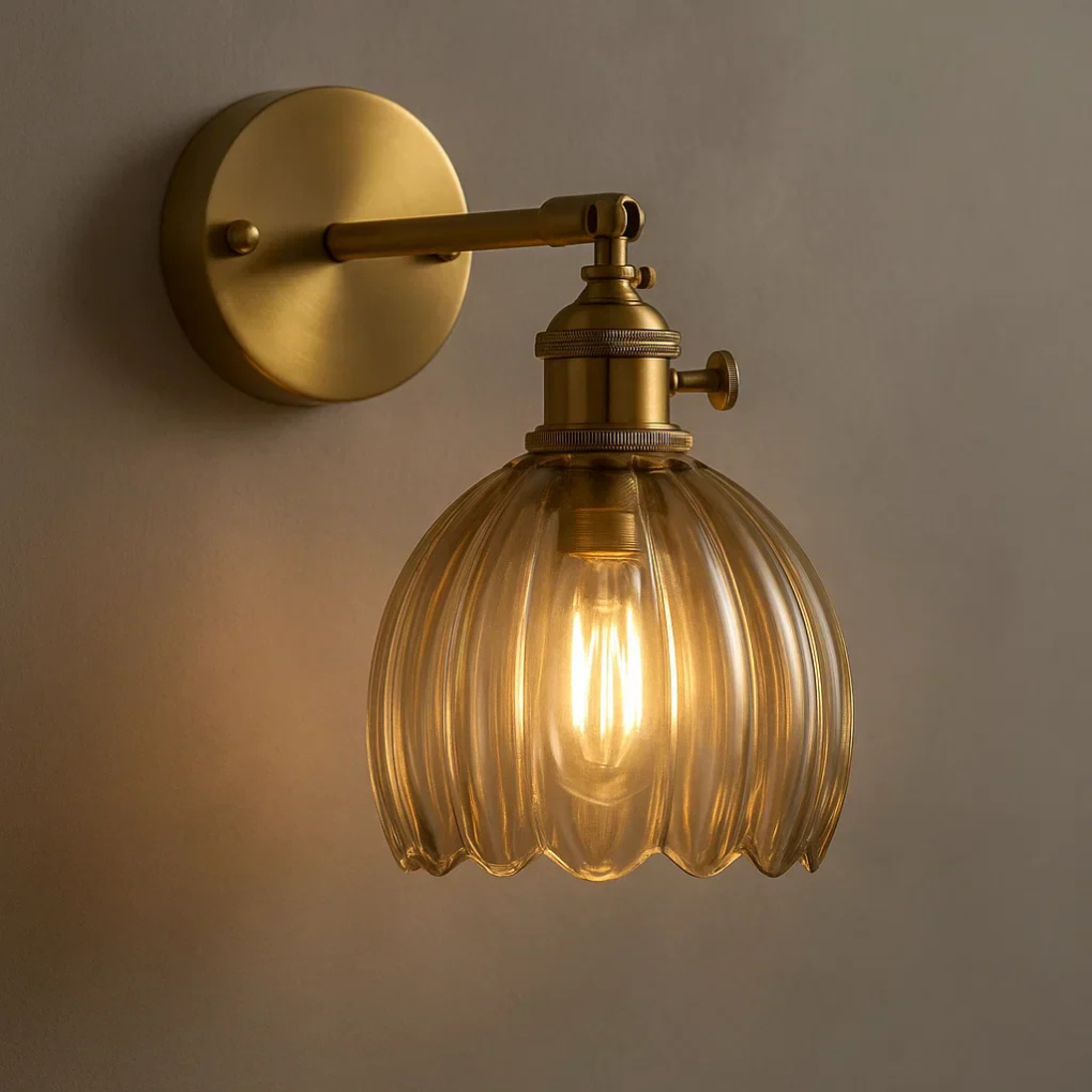 Vakker retro glasslampe med tulipanform. Optimal veggmontert designlampe for elegant belysning i ethvert rom.