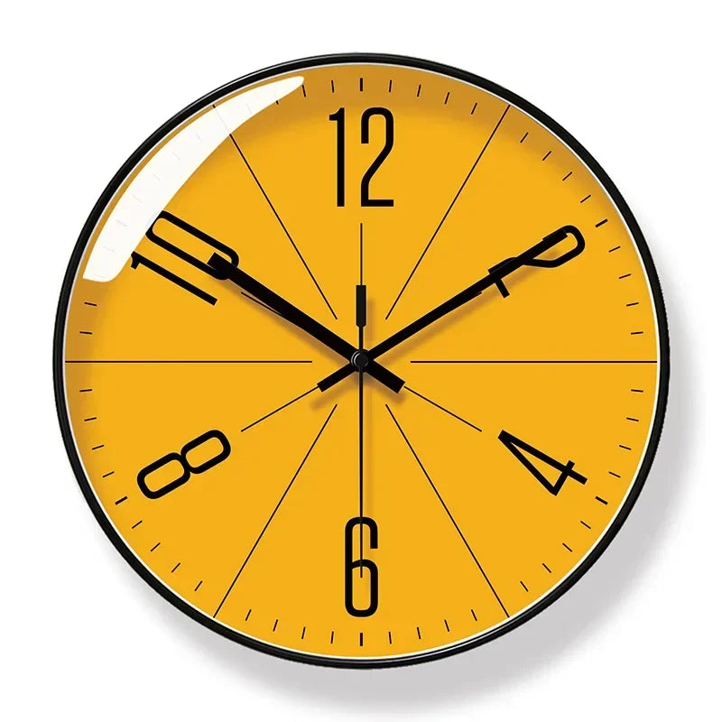 Presisjonsklokke i retro vegglampe med gullramme. Skandinavisk designlampe for stilfull belysning i hjemmet.