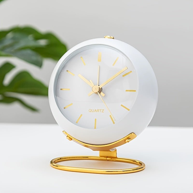 Nærbilde av retro vekkerklokke med tydelige tall, lysende visere, nattlys og elegant metallfinish.