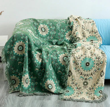 Detaljbilde av gulvteppe med levende fugler og blomster. Et reversibelt teppe for både innendørs og utendørs bruk.