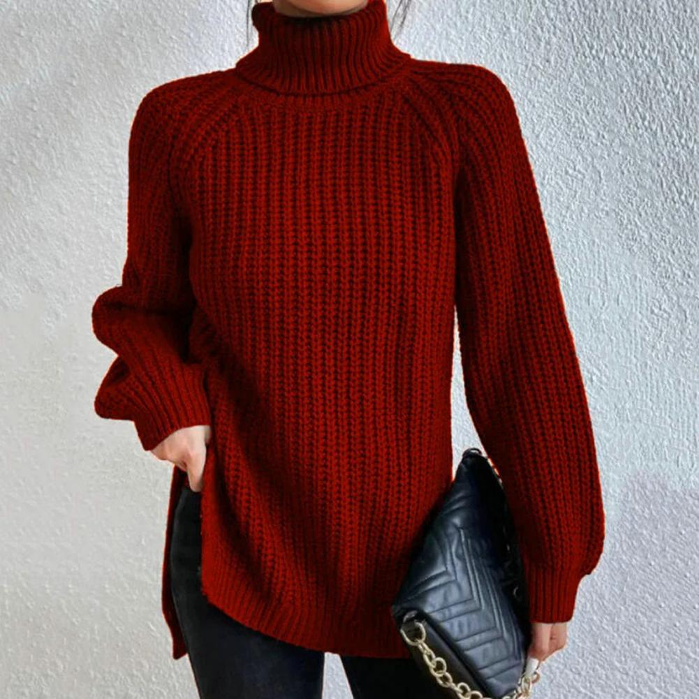 Elegant rød ribbet turtleneck genser for damer, med langermet og komfortabel løs passform for hverdagsstil.