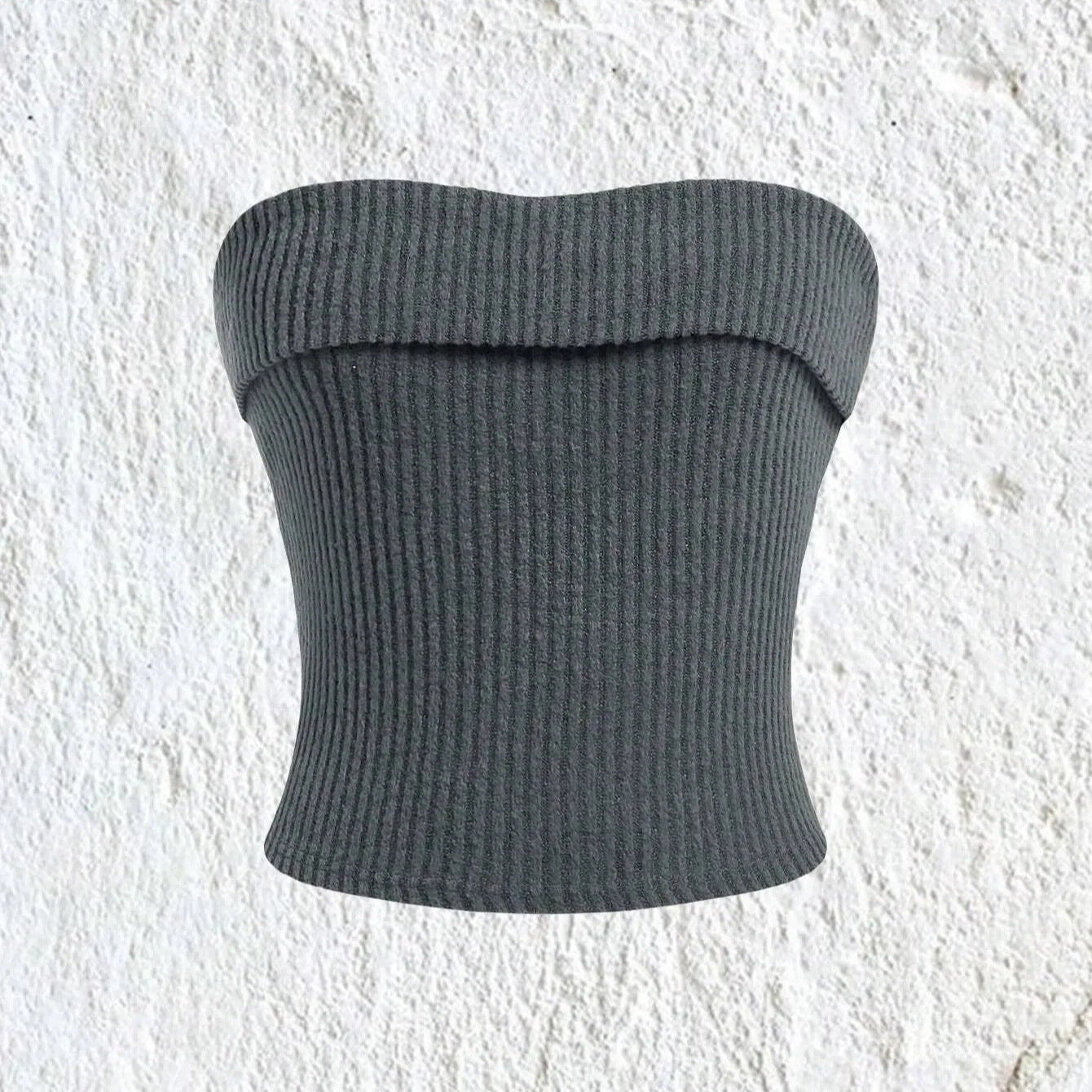 Ensfarget aprikos ribbet tube-topp, stroppeløs med slim passform for kvinner. Ideell streetwear basisplagg.