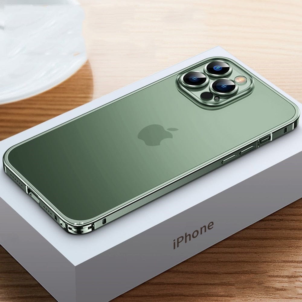 Metall iPhone deksel med stilig design og robust konstruksjon. Gir optimal beskyttelse mot støt og riper.