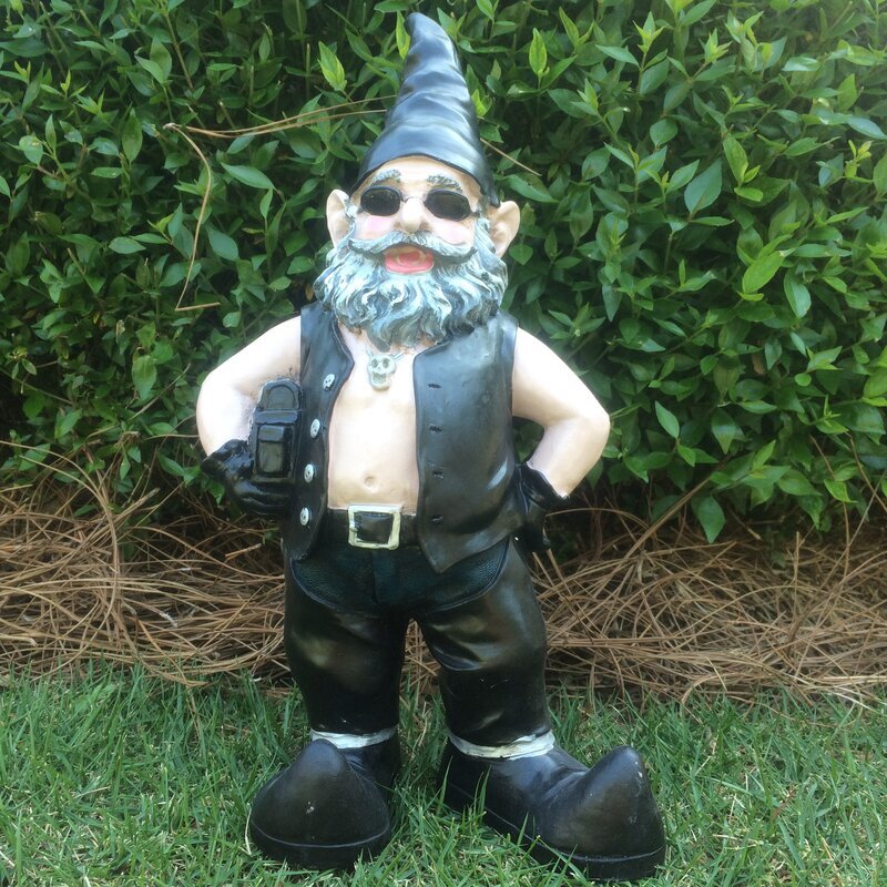 Kvalitetsharpsiks gnomfigur på motorsykkel, detaljert hagepynt for ethvert uteområde.