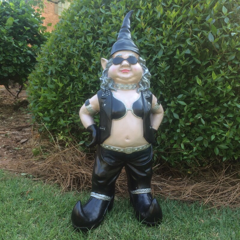 Stilig gnomfigur med motorsykkel, gir karakter til hagen som unik dekorasjon og blikkfang.