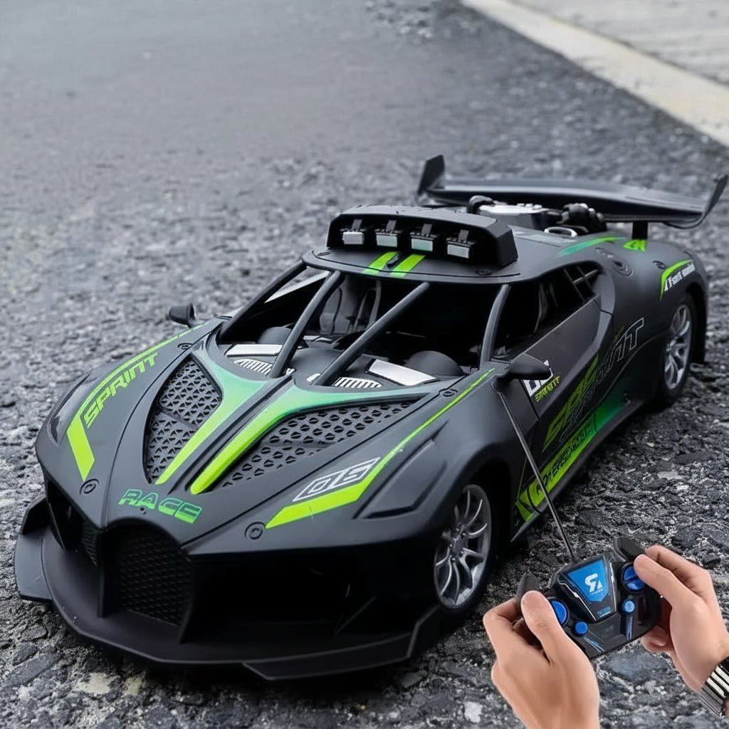 1:18 skala RC driftbil, enkel å håndtere for barn. Robust design for både innendørs og utendørs spill.