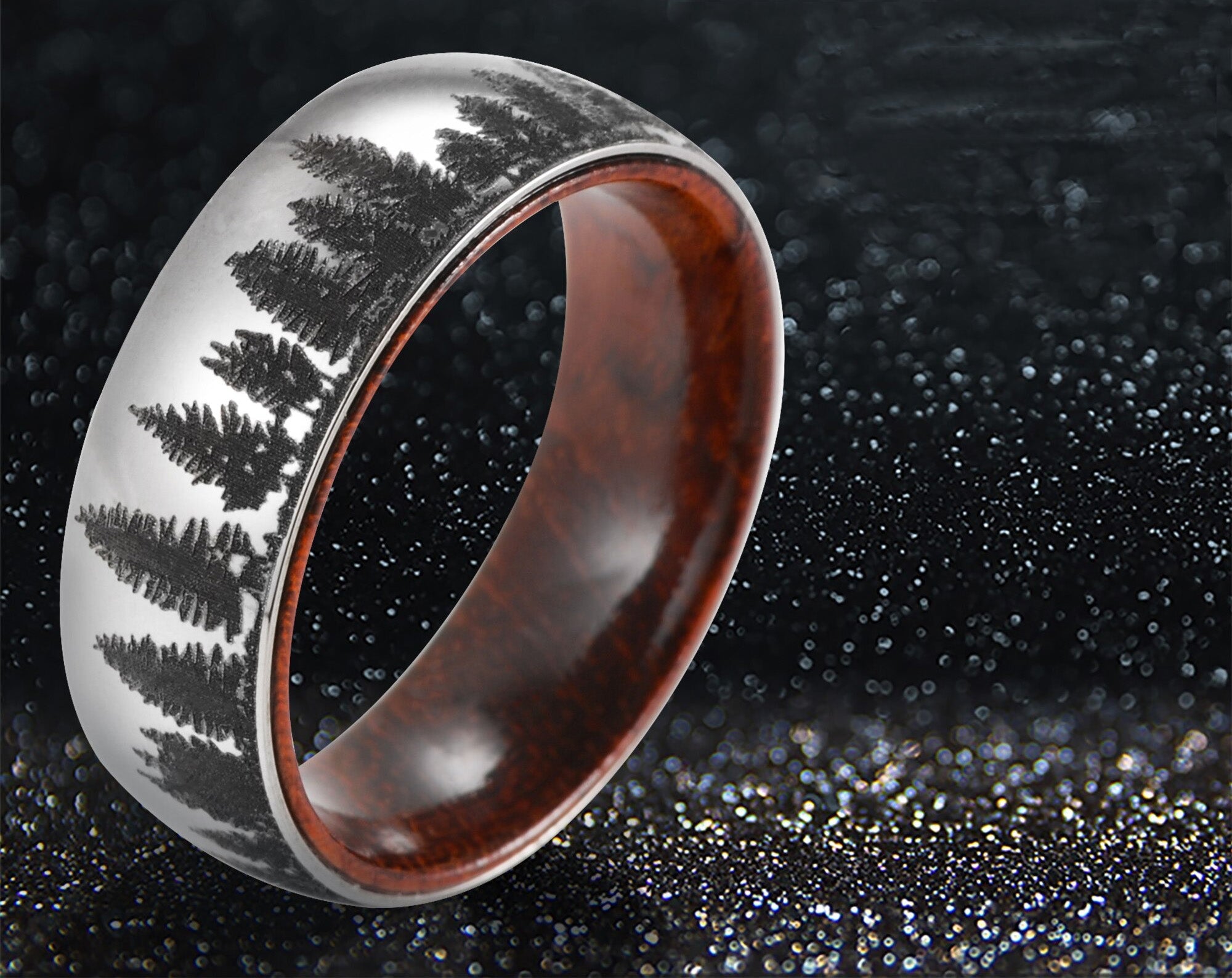 Holdbar titanring med vakkert trinnlegg, inspirert av furuskogen. Perfekt smykke for menn som elsker natur.