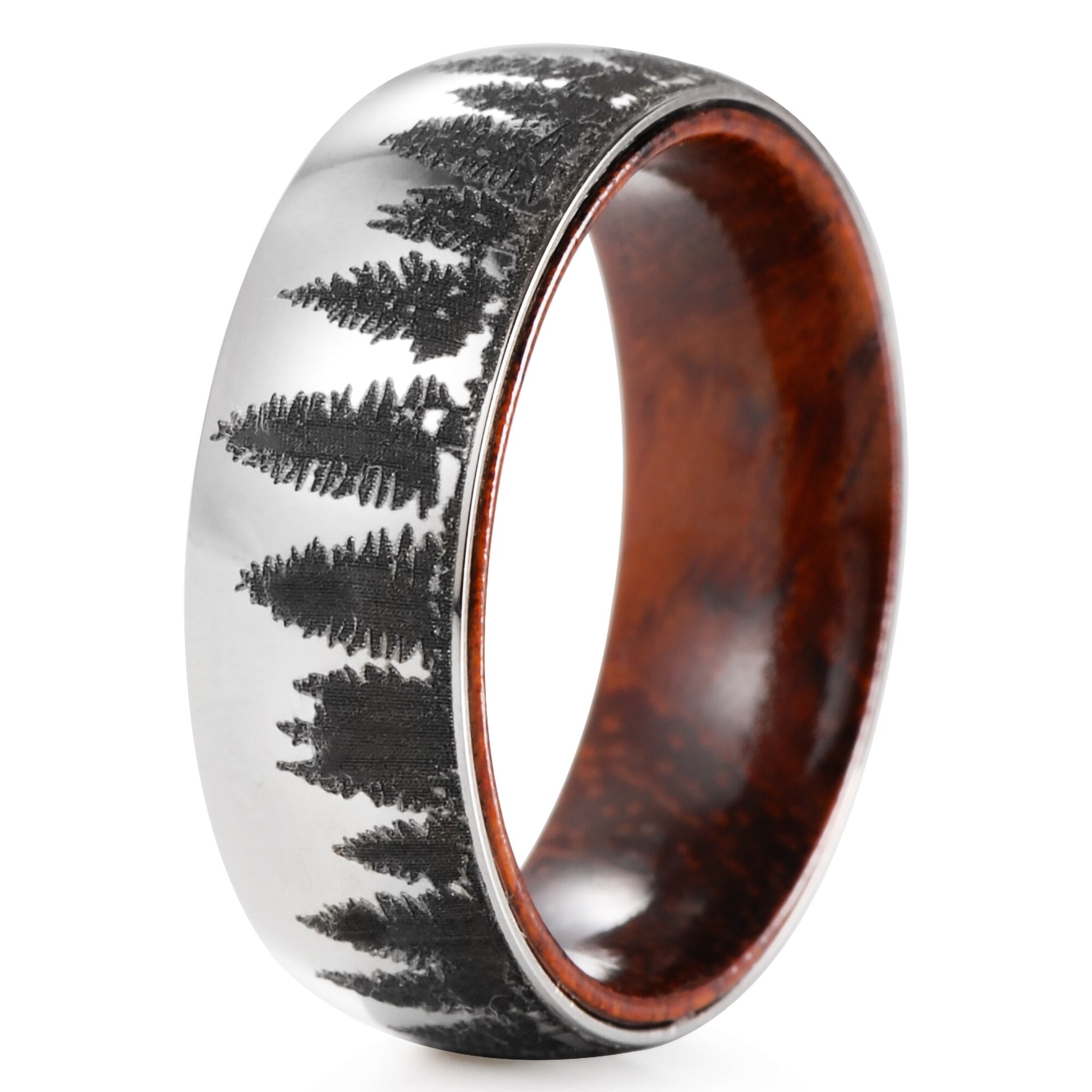 Unik titanring for menn med kontrastrikt tre og subtilt furuskogmønster. En særegen herrering.