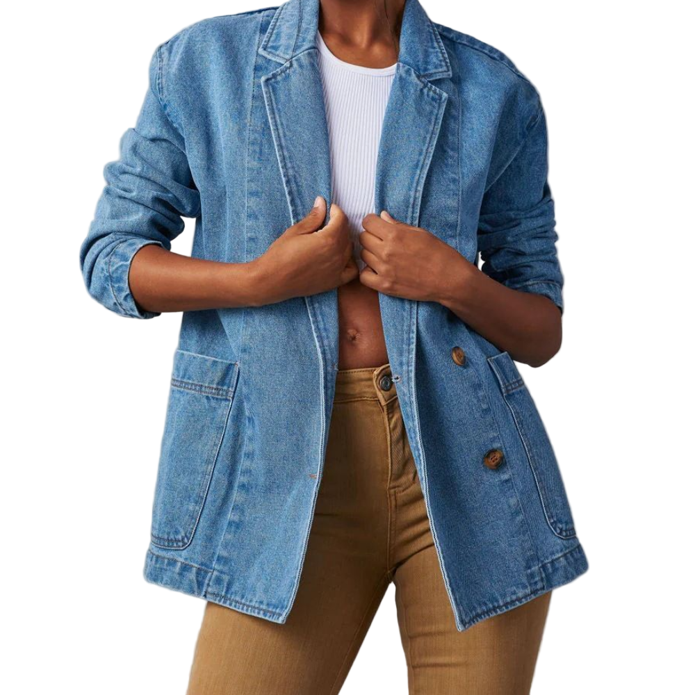 Romslig dame denimjakke for stilfull hverdag. Klassisk blå denim med komfortabel passform for alle årstider.