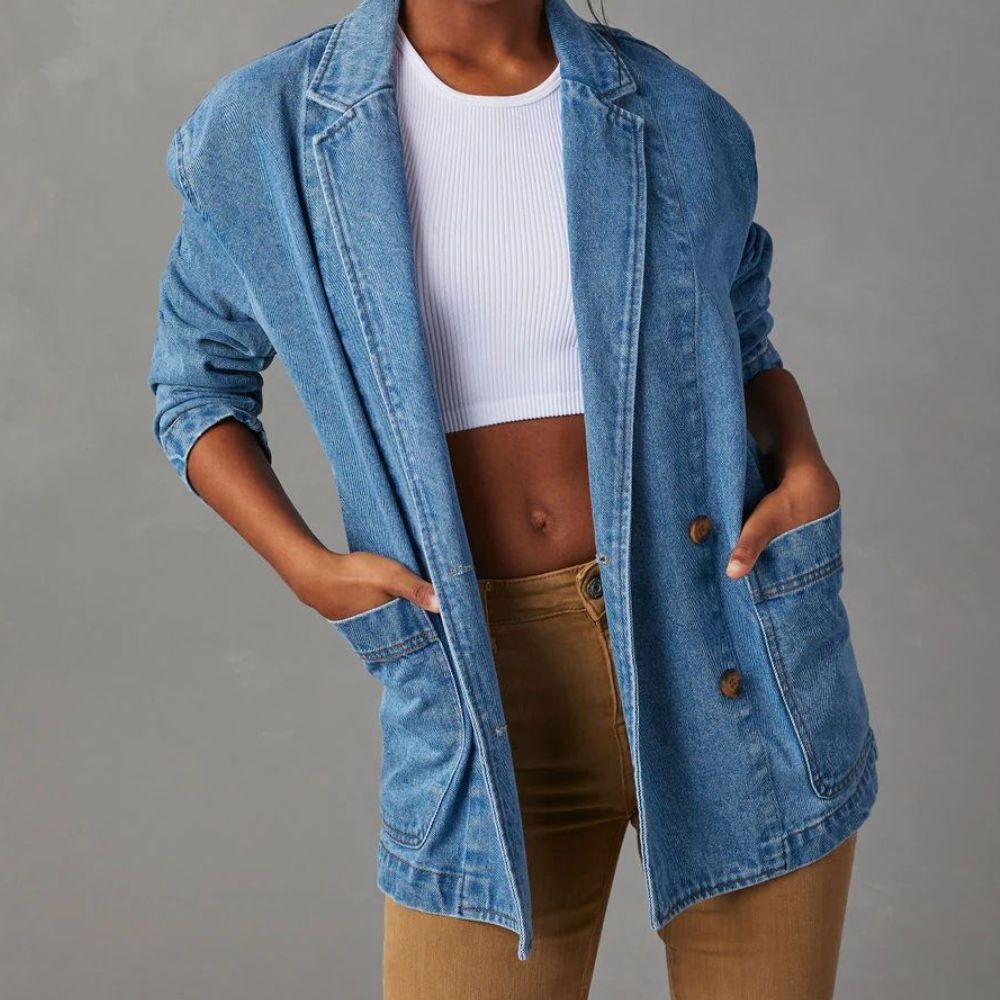 Stilfull dame denimjakke; allsidig plagg for vår, sommer og høst. Perfekt for lag-på-lag og hverdagsbruk.