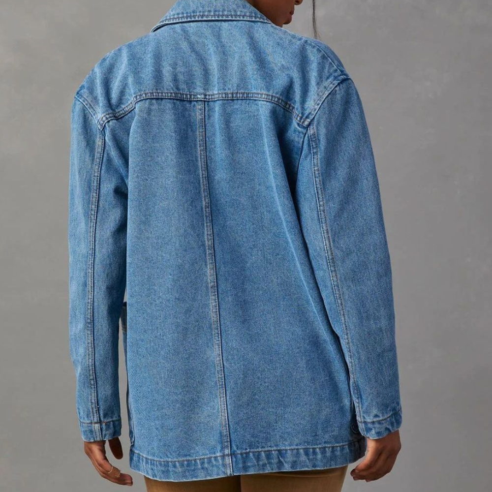 Tidløs, romslig dame denimjakke i slitesterk blå denim. Gir komfort og stil til enhver hverdagslook.