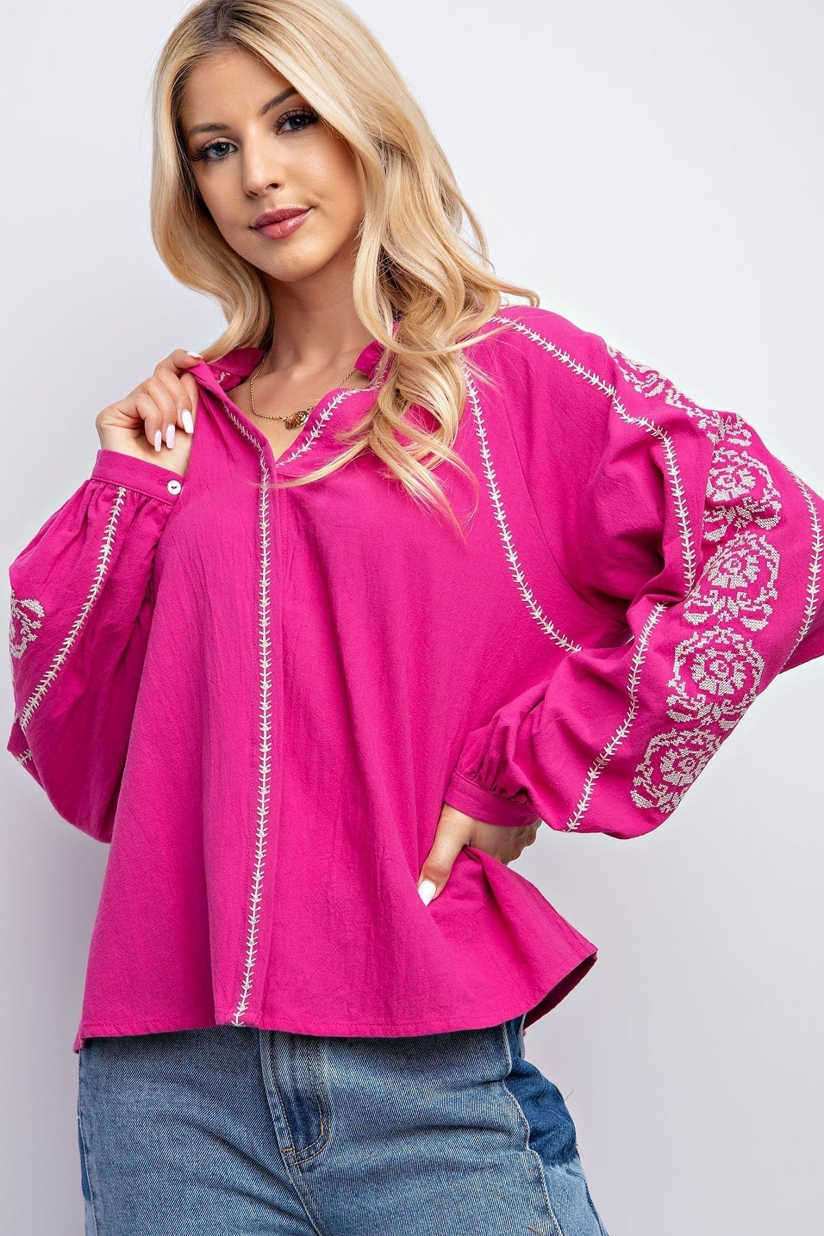 Stilfull rosa kvinnebluse med intrikat broderi og behagelig notched hals. Ideell for avslappet sommerstil.