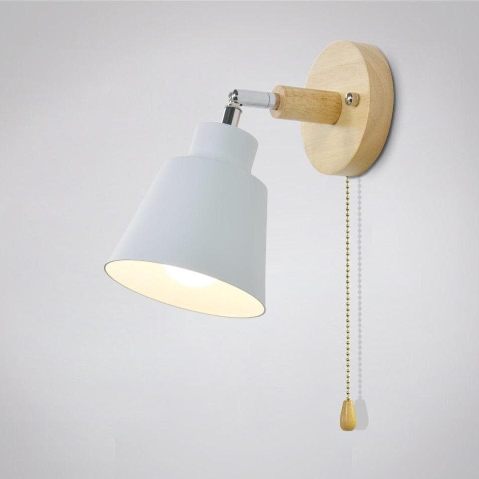 Fleksibel vegglampe i moderne design. Roterbar arm og hode gir retningsbestemt, justerbart lys for lesing.