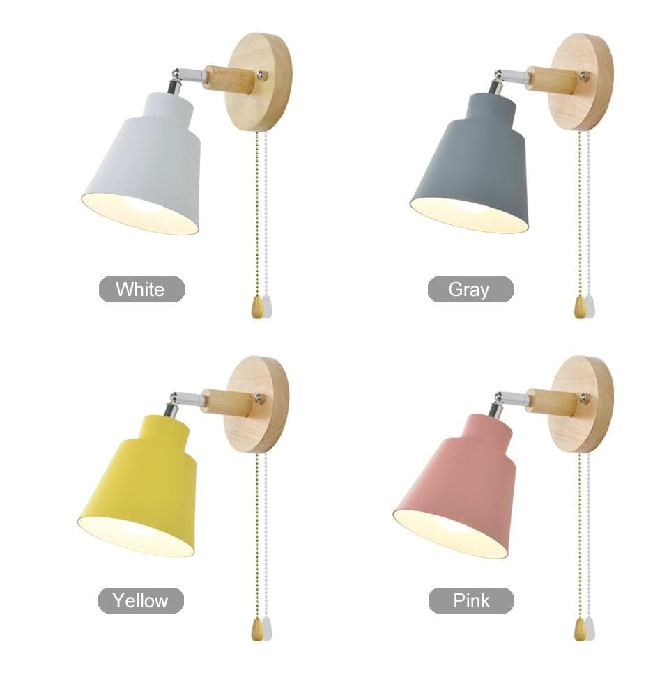 Nærbilde av roterbar vegglampe med detaljert trekkkjedebryter. Skaper stemning med justerbar, fleksibel belysning.