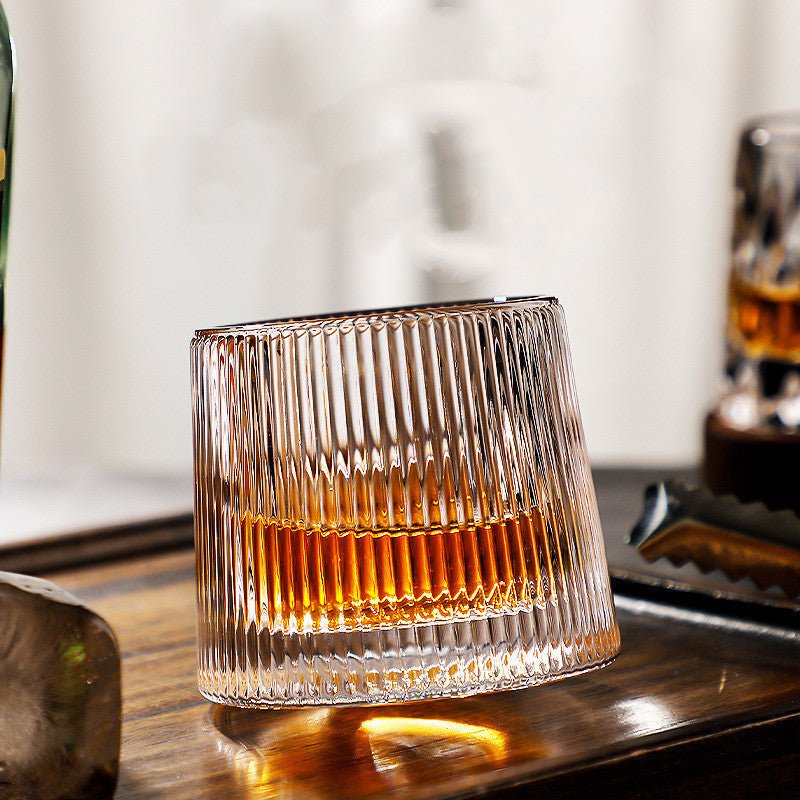 Trendy unisex whiskyglass med roterende design, en flott gaveidé.