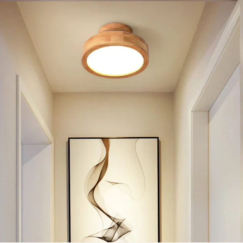Moderne rund taklampe i skandinavisk stil, passer perfekt som belysning i ethvert innendørs rom.