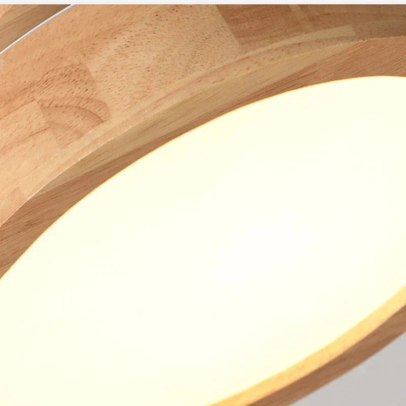 Koselig rund taklampe med nordisk design, sprer et varmt lys og forsterker den skandinaviske atmosfæren.