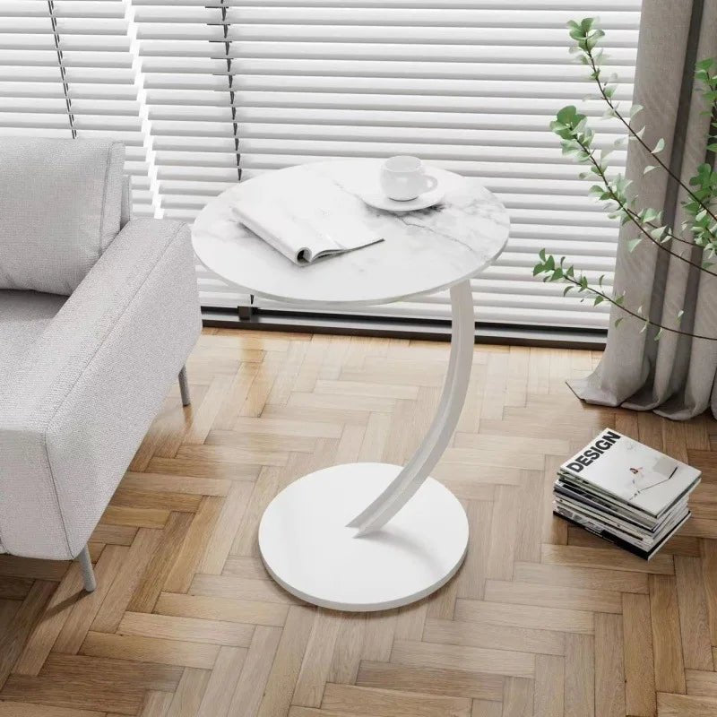 Plassbesparende rundt sidebord som enkelt kan flyttes, et fleksibelt møbel for moderne hjem.