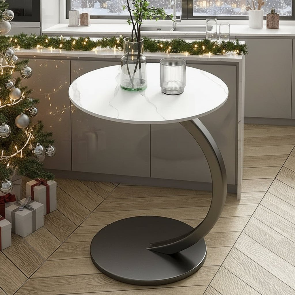 Detaljbilde av et rundt sidebord med glatt overflate og solide ben, et stilfullt møbel.