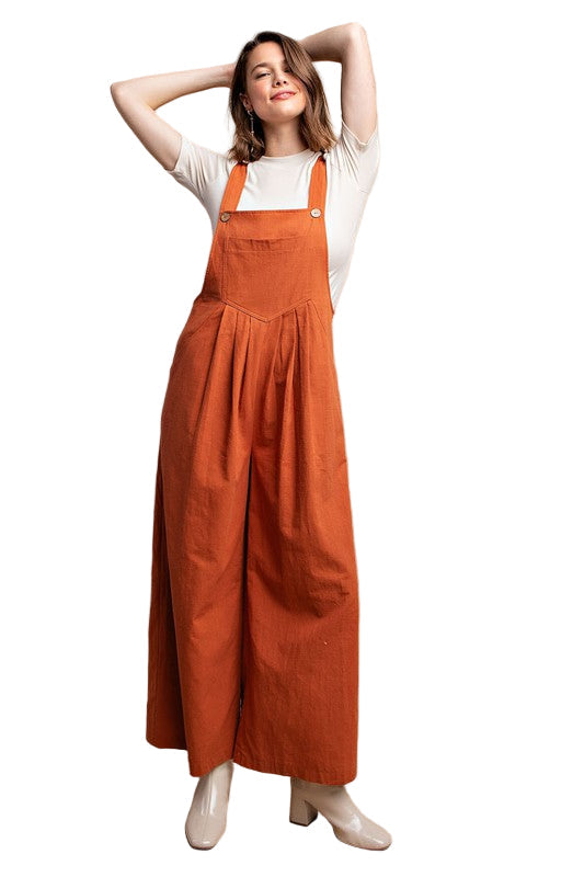 Rustfarget dameoverall med elegante pintuck-detaljer og praktiske lommer, perfekt for komfortabel hverdagsstil.
