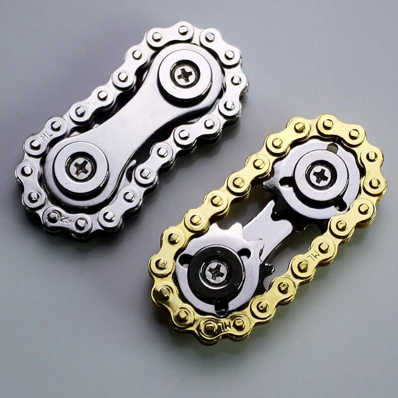 Fingertuppkjede fidget svinghjul holdt i hånden. Designet for stressreduksjon og bedre fokus.