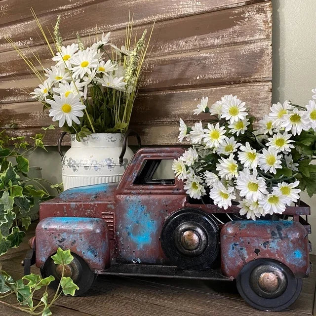 Håndlaget blå gårdsbil plantekasse. Rustikk dekorasjon for planter, perfekt innendørs og utendørs.