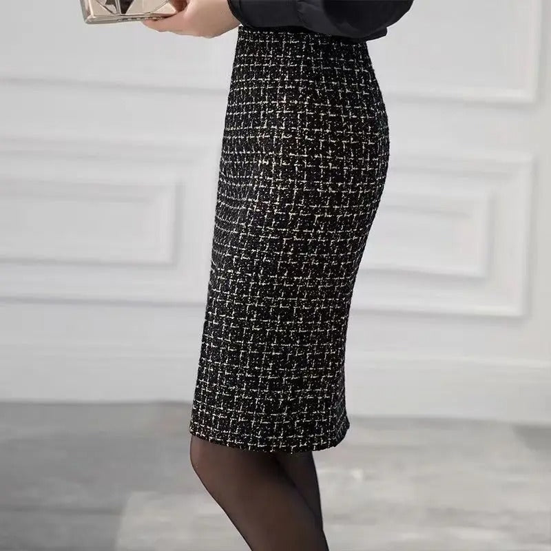 Knelangt rutete blyantskjørt med høy midje, figurnært og allsidig for en elegant look.