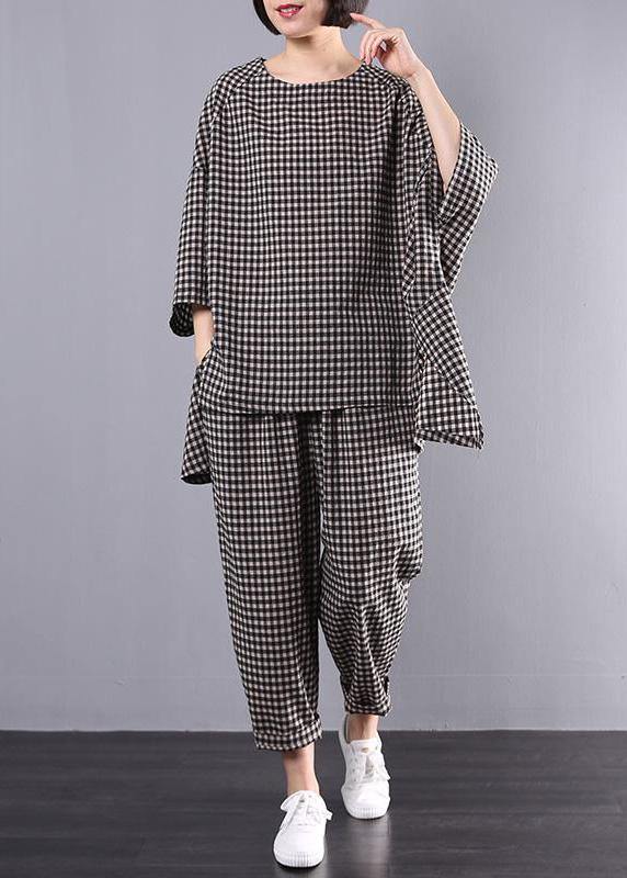 Elegant dame bluse og bukser med rutemønster. Grå-rød kombinasjon for hverdagsstil eller festantrekk.