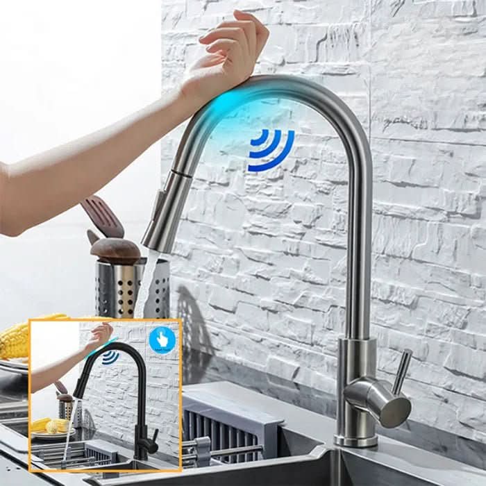 Moderne berøringsfri kjøkkenkran i krom med sensor og uttrekkbar tut for hygienisk vannstyring.