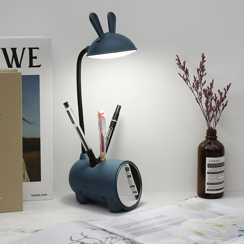 LED skrivebordslampe i kanindesign plassert på et barnerom, med mykt lys for lesing og lek.