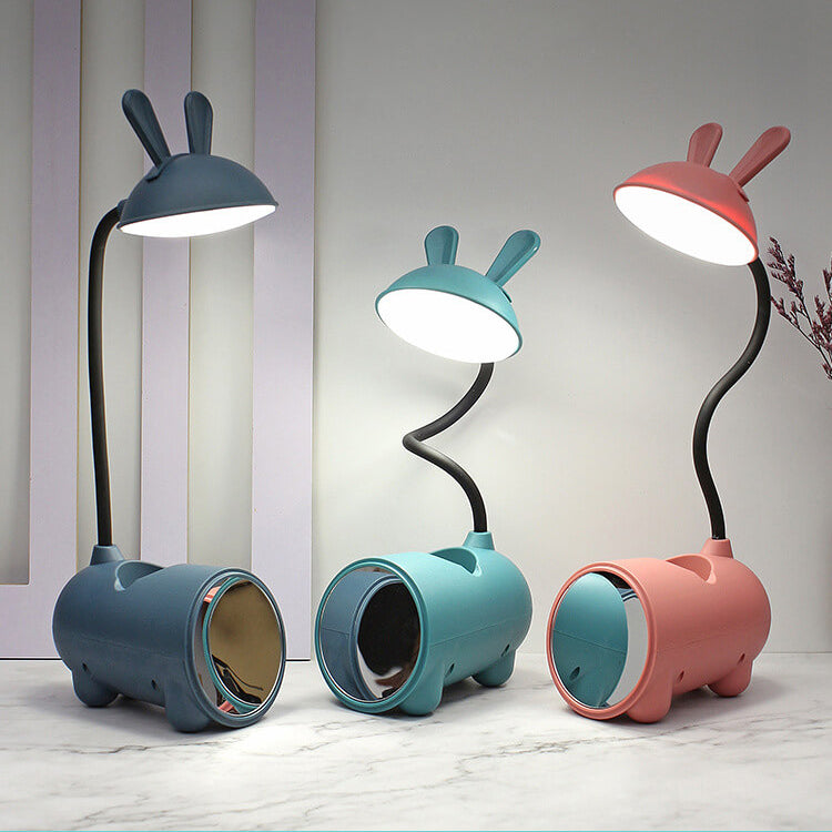 Trådløs LED-bordlampe med penneholder og øyevennlig belysning, perfekt for skolearbeid eller som nattlys.
