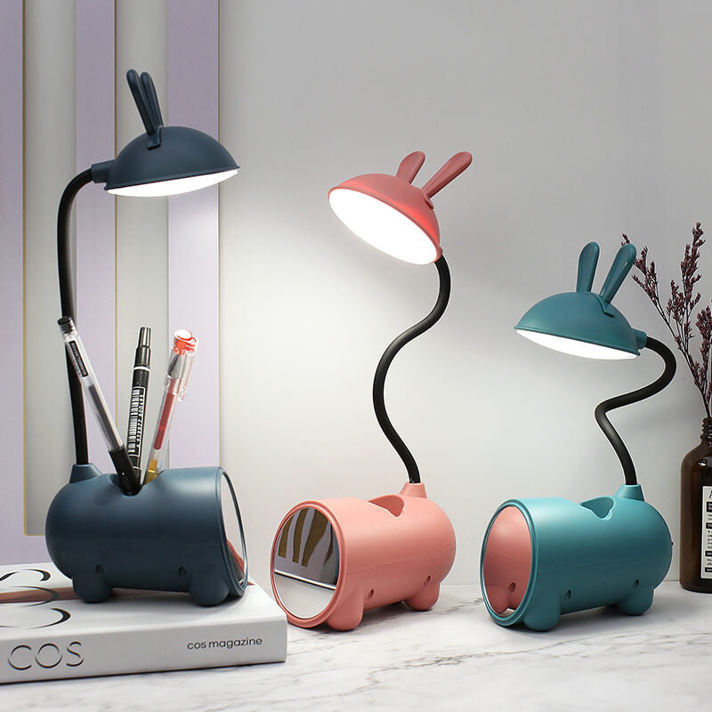 Kanindesign bordlampe med LED-lys og penneholder, en smart og morsom løsning for barnas arbeidsområde.