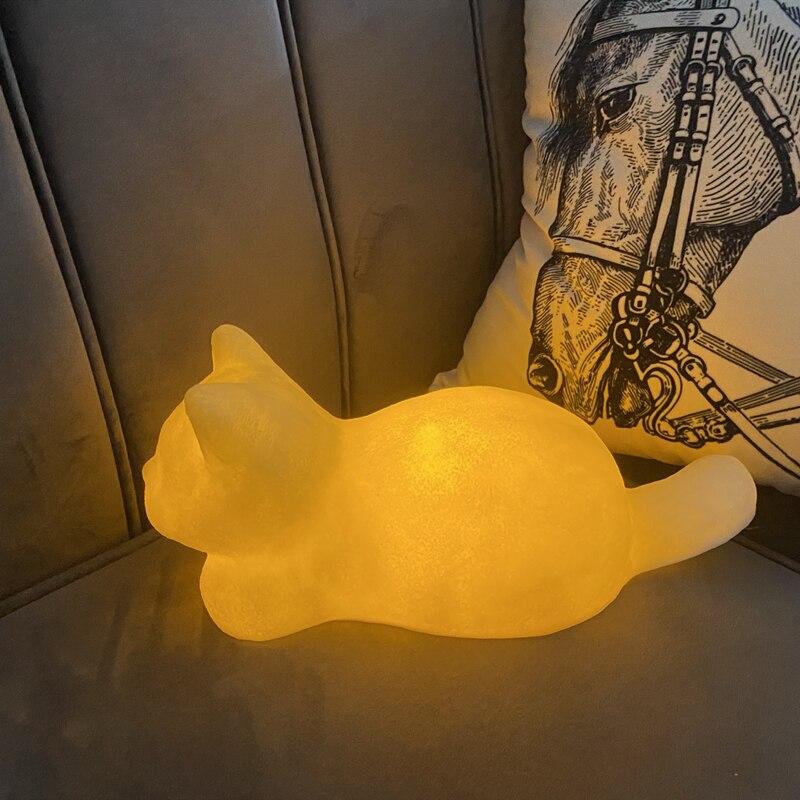 Myk silikon PurrLamp kattelampe med beroligende lys. Perfekt nattlys for barn og voksent interiør.