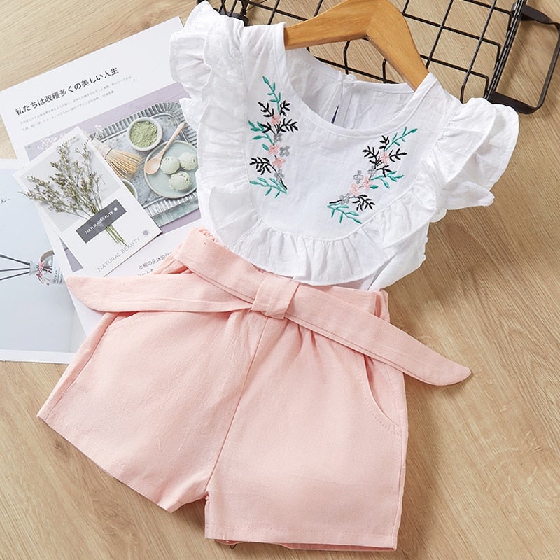 Essensielt sommergarderobe: Komfortabelt fritidssett for barn i myk skjorte og shorts.