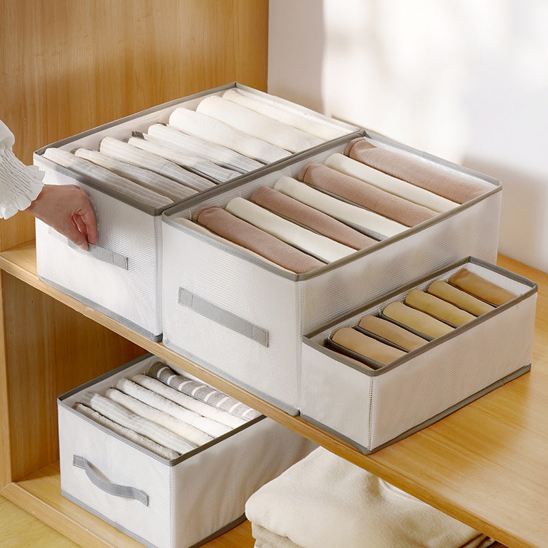 Hvit tekstil oppbevaringsboks, sammenleggbar design for en ryddig og organisert garderobe.