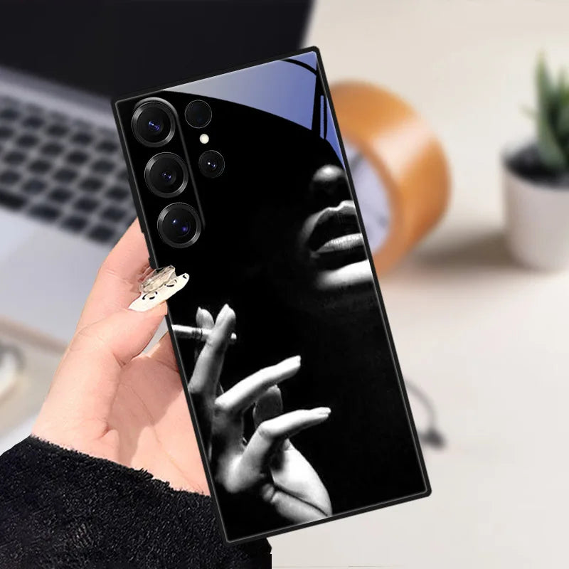 Delfin-motiv telefondeksel for Samsung S25, gir god beskyttelse mot støt og riper.
