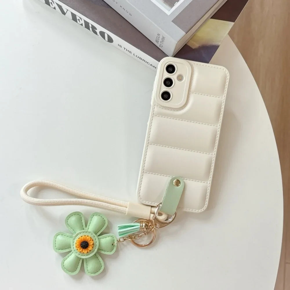 Detaljert solsikke-design på Samsung mobildeksel med håndleddsrem. Legger til et unikt preg på telefonen.