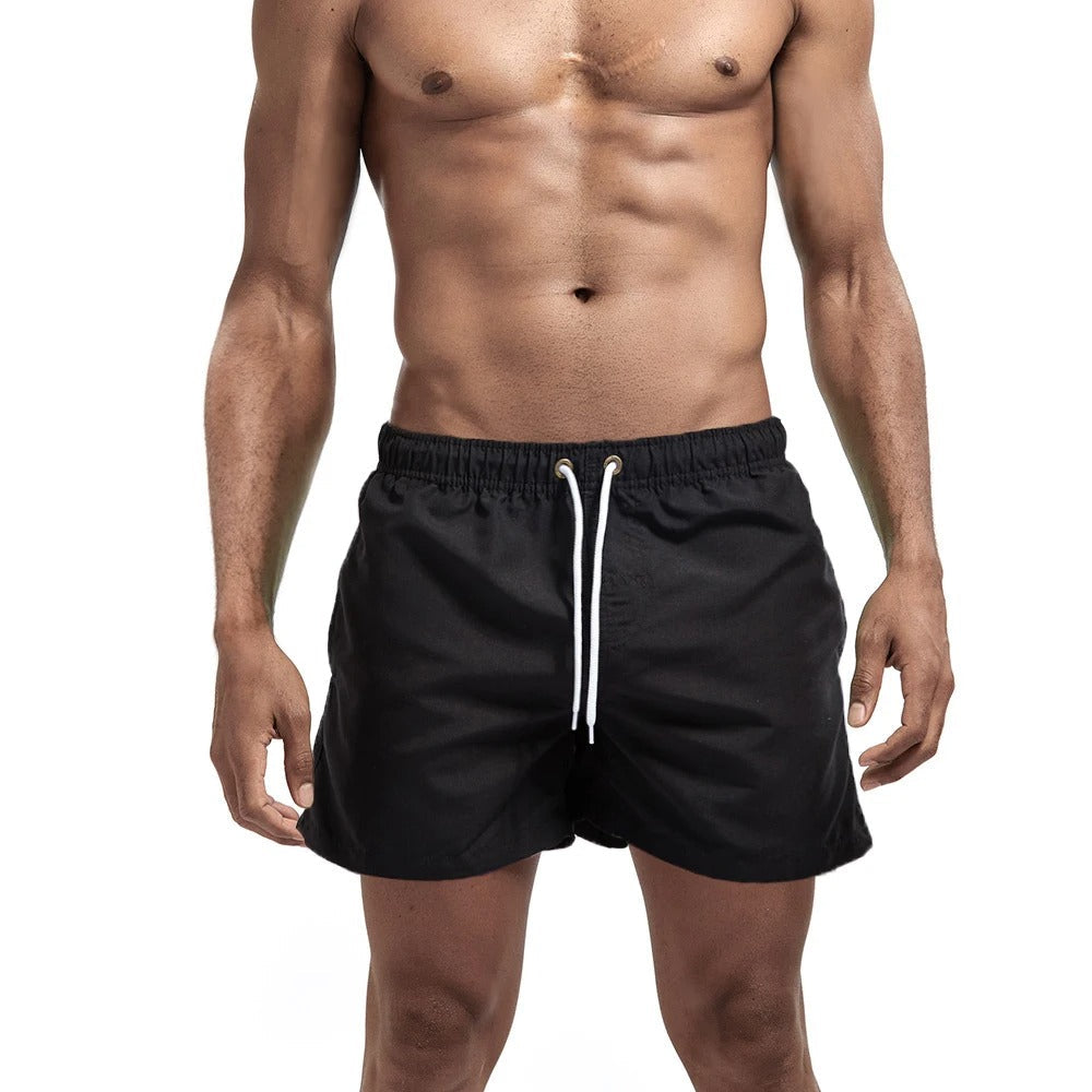 Stilige herre badeshorts, hurtigtørkende, i livlige farger, sommerantrekk.