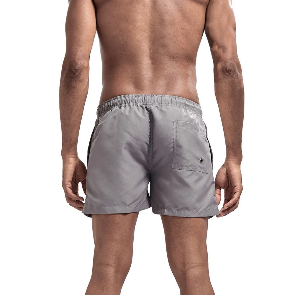 Herre badeshorts, hurtigtørkende, trykt med tropisk mønster, feriefølelse.