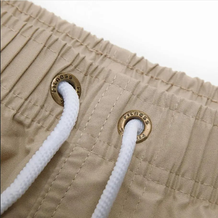 Herre badeshorts, hurtigtørkende, pakket i en praktisk reiseveske.