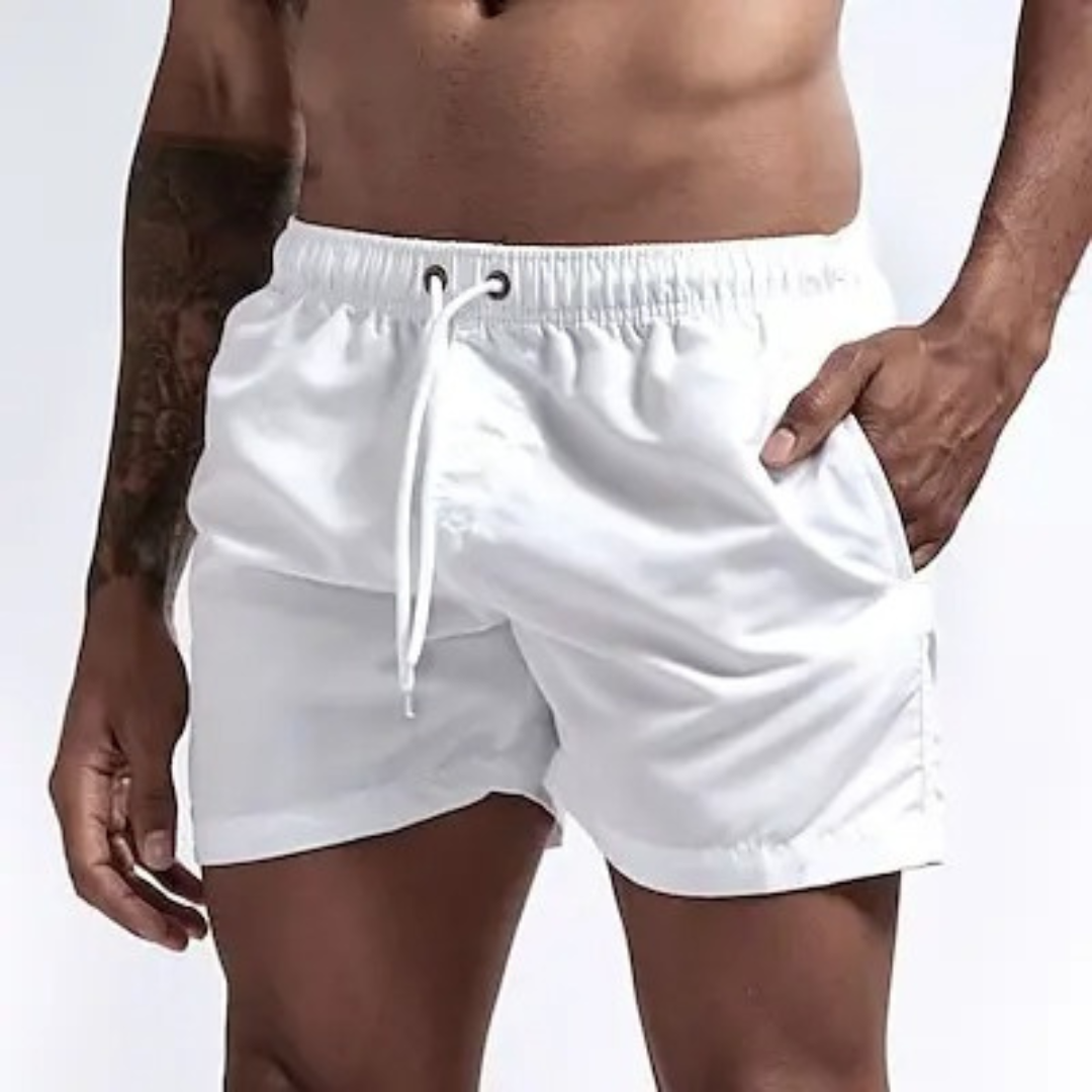 Moderne herre badeshorts, hurtigtørkende i mørkeblå, perfekt for sommerferien.