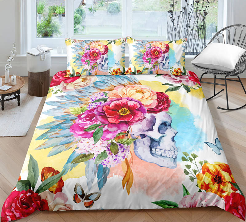 Nytt sengesett i polyester med blomsterskalle-motiv, pent brettet. Hjemmetekstil for soverom.